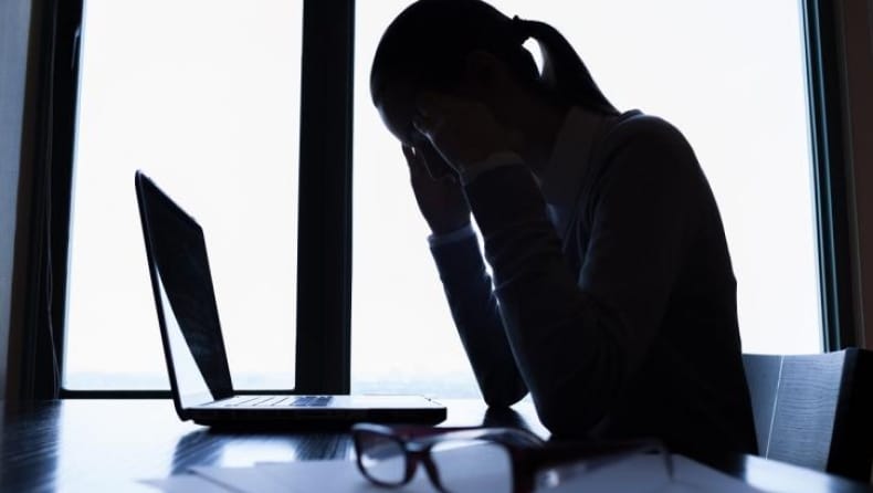 «Διεγερτικά την ημέρα, αγχολυτικά και αλκοόλ το βράδυ»: Πώς βιώνουν το στρες οι Έλληνες