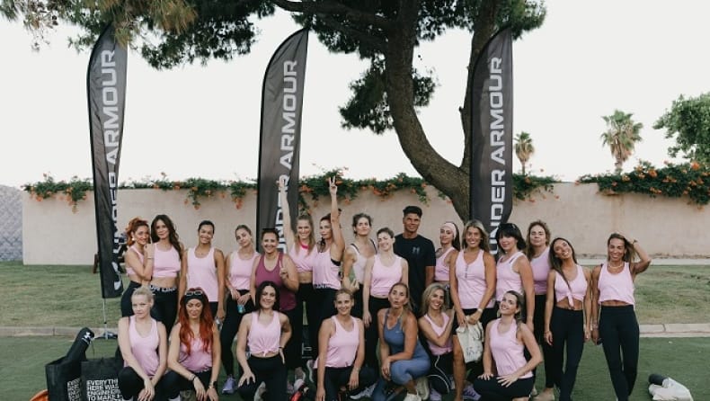 UNDER ARMOUR Yoga Sunset Session: Μια εμπειρία ευεξίας δίπλα στη θάλασσα, με φόντο το ηλιοβασίλεμα της Αθηναϊκής Ριβιέρας